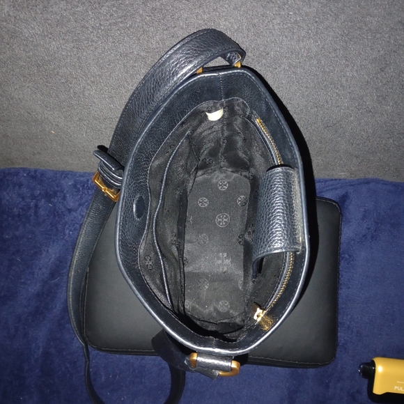 Tory Burch Britten Bucket Bag With Tory Burch Wallet - Picture 14 of 15